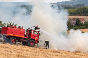 EXTINCTION DE L'INCENDIE AVEC UN CCF EQUIPE D'UNE TOURELLE, FORMATION FEUX REELS SUR FEU DE CHAUME, PORT-SAINTE-MARIE (47), FRANCE 