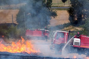 EXTINCTION DE L'INCENDIE AVEC UN CCF EQUIPE D'UNE TOURELLE, FORMATION FEUX REELS SUR FEU DE CHAUME, PORT-SAINTE-MARIE (47), FRANCE 