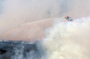 EXTINCTION DE L'INCENDIE AVEC UN CCF EQUIPE D'UNE TOURELLE, FORMATION FEUX REELS SUR FEU DE CHAUME, PORT-SAINTE-MARIE (47), FRANCE 