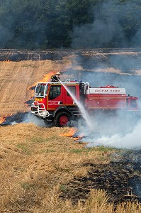 EXTINCTION DE L'INCENDIE AVEC UN CCF EQUIPE D'UNE TOURELLE, FORMATION FEUX REELS SUR FEU DE CHAUME, PORT-SAINTE-MARIE (47), FRANCE 