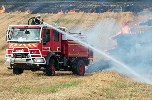 EXTINCTION DE L'INCENDIE AVEC UN CCF EQUIPE D'UNE TOURELLE, FORMATION FEUX REELS SUR FEU DE CHAUME, PORT-SAINTE-MARIE (47), FRANCE 