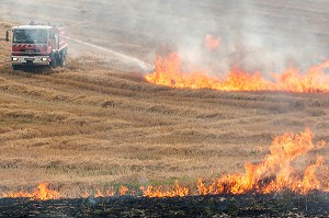 EXTINCTION DE L'INCENDIE AVEC UN CCF EQUIPE D'UNE TOURELLE, FORMATION FEUX REELS SUR FEU DE CHAUME, PORT-SAINTE-MARIE (47), FRANCE 