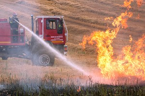 EXTINCTION DE L'INCENDIE AVEC UN CCF, FORMATION FEUX REELS SUR FEU DE CHAUME, PORT-SAINTE-MARIE (47), FRANCE 