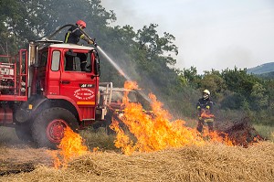 EXTINCTION DE L'INCENDIE AVEC UN CCF EQUIPE D'UNE TOURELLE, FORMATION FEUX REELS SUR FEU DE CHAUME, PORT-SAINTE-MARIE (47), FRANCE 