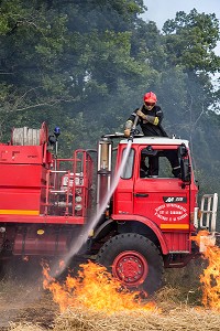 EXTINCTION DE L'INCENDIE AVEC UN CCF EQUIPE D'UNE TOURELLE, FORMATION FEUX REELS SUR FEU DE CHAUME, PORT-SAINTE-MARIE (47), FRANCE 