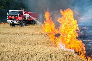 FORMATION FEUX REELS SUR FEU DE CHAUME, PORT-SAINTE-MARIE (47), FRANCE 