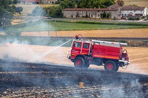 EXTINCTION DE L'INCENDIE AVEC UN CCF EQUIPE D'UNE TOURELLE, FORMATION FEUX REELS SUR FEU DE CHAUME, PORT-SAINTE-MARIE (47), FRANCE 