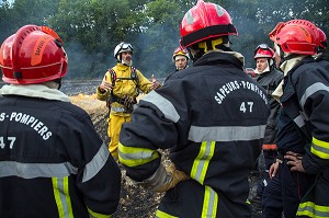 DEBRIEFING DES STAGIAIRES SUR LE TERRAIN, FORMATION FEUX REELS SUR FEU DE CHAUME, PORT-SAINTE-MARIE (47), FRANCE 