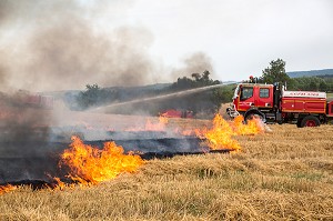 EXTINCTION DE L'INCENDIE AVEC UN CCF EQUIPE D'UNE TOURELLE, FORMATION FEUX REELS SUR FEU DE CHAUME, PORT-SAINTE-MARIE (47), FRANCE 