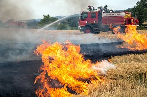 EXTINCTION DE L'INCENDIE AVEC UN CCF EQUIPE D'UNE TOURELLE, FORMATION FEUX REELS SUR FEU DE CHAUME, PORT-SAINTE-MARIE (47), FRANCE 