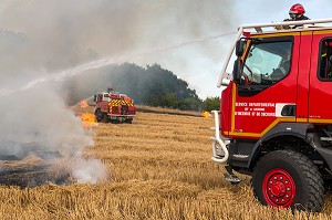 EXTINCTION DE L'INCENDIE AVEC UN CCF EQUIPE D'UNE TOURELLE, FORMATION FEUX REELS SUR FEU DE CHAUME, PORT-SAINTE-MARIE (47), FRANCE 