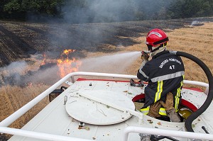 EXTINCTION DE L'INCENDIE AVEC UN CCF EQUIPE D'UNE TOURELLE, FORMATION FEUX REELS SUR FEU DE CHAUME, PORT-SAINTE-MARIE (47), FRANCE 