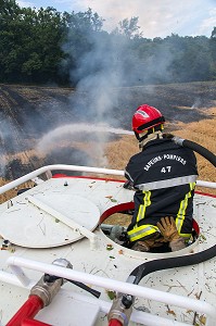 EXTINCTION DE L'INCENDIE AVEC UN CCF EQUIPE D'UNE TOURELLE, FORMATION FEUX REELS SUR FEU DE CHAUME, PORT-SAINTE-MARIE (47), FRANCE 