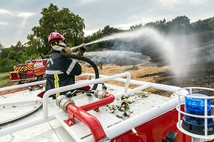 EXTINCTION DE L'INCENDIE AVEC UN CCF EQUIPE D'UNE TOURELLE, FORMATION FEUX REELS SUR FEU DE CHAUME, PORT-SAINTE-MARIE (47), FRANCE 