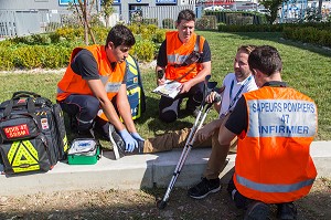 SECOURS A PERSONNE SUR UNE VICTIME AYANT FAIT UNE CHUTE AVEC LES SAPEURS-POMPIERS, CONGRES NATIONAL DES SAPEURS-POMPIERS, FNSPF, AGEN (47), FRANCE 