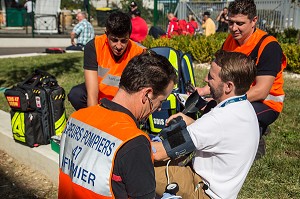SECOURS A PERSONNE SUR UNE VICTIME AYANT FAIT UNE CHUTE AVEC LES SAPEURS-POMPIERS, CONGRES NATIONAL DES SAPEURS-POMPIERS, FNSPF, AGEN (47), FRANCE 