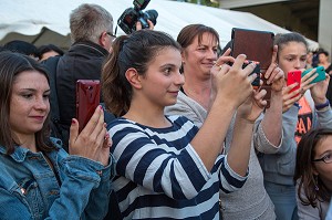 TOUS LES JEUNES ET HABITANTS DU VILLAGE VENUES IMMORTALISER LA VENUE DU MINISTRE (PHOTOGRAPHIE AVEC TELEPHONE PORTABLE ET TABLETTE), CENTRE DE SECOURS DE LAMONTJOIE, LOT-ET-GARONNE (47), FRANCE 
