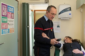 PRISE DE TENSION ARTERIELLE, VISITE MEDICALE D'APTITUDE POUR LE PERSONNEL ADMINISTRATIF (PATS) AVEC LE MEDECIN SAPEUR-POMPIER DU SDIS DE L'ALLIER, MOULINS-SUR-ALLIER (03), FRANCE 