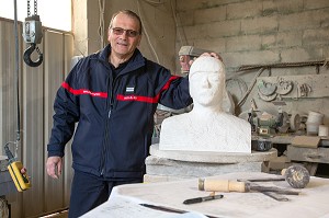 LIEUTENANT PATRICE PERRIN, SAPEUR-POMPIER VOLONTAIRE, TAILLEUR DE PIERRE, CHEF DU CENTRE DE SECOURS DE CERILLY (03), FRANCE 