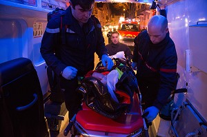 EVACUATION DANS L'AMBULANCE, SECOURS A VICTIME POUR UN MALAISE, SAPEURS-POMPIERS EN INTERVENTION POUR UNE PERSONNE NE REPONDANT AUX APPELS, 24 HEURES AVEC LES SAPEURS-POMPIERS DE VICHY, ALLIER (03), FRANCE 