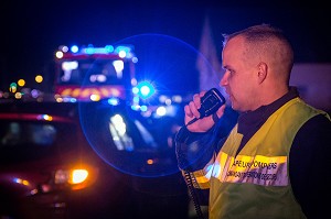 CAPITAINE ANTONY DURANTET QUI PASSE LE BILAN PAR RADIO, CHEF DE CENTRE ET CHEF DE GROUPE SUR UN ACCIDENT DE LA ROUTE, 24 HEURES AVEC LES SAPEURS-POMPIERS DE VICHY, ALLIER (03), FRANCE 