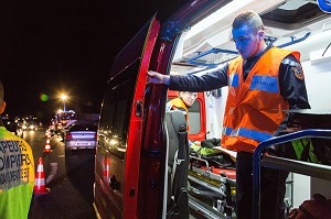 VICTIME PRISE EN CHARGE DANS L'AMBULANCE (VSAB) SUR UN ACCIDENT DE LA ROUTE, 24 HEURES AVEC LES SAPEURS-POMPIERS DU CENTRE DE SECOURS PRINCIPAL DE VICHY, ALLIER (03), FRANCE 