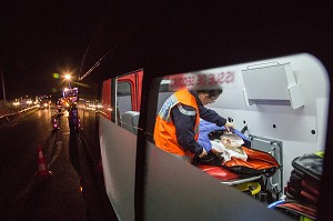 VICTIME PRISE EN CHARGE DANS L'AMBULANCE (VSAB) SUR UN ACCIDENT DE LA ROUTE, 24 HEURES AVEC LES SAPEURS-POMPIERS DU CENTRE DE SECOURS PRINCIPAL DE VICHY, ALLIER (03), FRANCE 