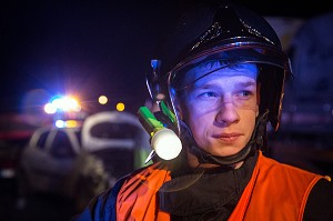 PORTRAIT D'UN SAPEUR-POMPIER ECLAIRE PAR LES GYROPHARE SUR UN ACCIDENT DE LA ROUTE, 24 HEURES AVEC LES SAPEURS-POMPIERS DU CENTRE DE SECOURS PRINCIPAL DE VICHY, ALLIER (03), FRANCE 