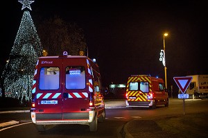 TRANSPORT DES BLESSES DANS LES AMBULANCE (VSAB), ACCIDENT DE LA ROUTE, 24 HEURES AVEC LES SAPEURS-POMPIERS DU CENTRE DE SECOURS PRINCIPAL DE VICHY, ALLIER (03), FRANCE 