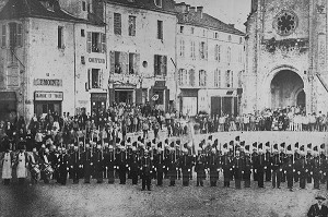 SAPEURS-POMPIERS A LA GARDE EN ARME DANS LES ANNEES 20, CENTRE DE VICHY (03), FRANCE