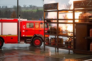 EXTINCTION DU FEU SUR UN DEPOT DE BONBONNES DE GAZ, SEMINAIRE DE MANAGEMENT POUR LES CADRES TECHNIQUES DE L'UNITE D'INTERVENTION DE NORMANDIE ORANGE, THEME 'VIS MA VIE DE SAPEURS-POMPIERS', ECOLE DEPARTEMENTALE DES SAPEURS-POMPIERS DU CALVADOS, VIRE (14), FRANCE 