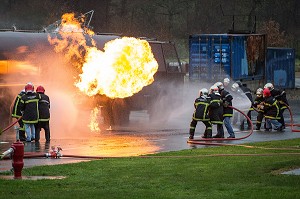 STAGIAIRES POUR L'EXTINCTION DU FEU SUR UN CAMION CITERNE, SEMINAIRE DE MANAGEMENT POUR LES CADRES TECHNIQUES DE L'UNITE D'INTERVENTION DE NORMANDIE ORANGE, THEME 'VIS MA VIE DE SAPEURS-POMPIERS, ECOLE DEPARTEMENTALE DES SAPEURS-POMPIERS DU CALVADOS, VIRE (14), FRANCE 