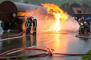 STAGIAIRES POUR L'EXTINCTION DU FEU SUR UN CAMION CITERNE, SEMINAIRE DE MANAGEMENT POUR LES CADRES TECHNIQUES DE L'UNITE D'INTERVENTION DE NORMANDIE ORANGE, THEME 'VIS MA VIE DE SAPEURS-POMPIERS, ECOLE DEPARTEMENTALE DES SAPEURS-POMPIERS DU CALVADOS, VIRE (14), FRANCE 