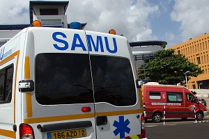 EVACUATION DE VICTIMES AVEC LES AMBULANCES DU SAMU ET DES SAPEURS-POMPIERS SUR L'HOPITAL DE FORT-DE-FRANCE, MARTINIQUE, FRANCE 