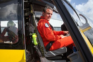 DENIS VUILLEMIN, PILOTE ET CHEF DE BASE, SECOURS HELIPORTES AVEC L'HELICOPTERE DRAGON 972 DE LA SECURITE CIVILE, MARTINIQUE, FRANCE 