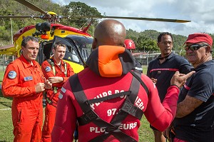BRIEFING DU PILOTE DENIS VUILLEMIN POUR LES SAPEURS-POMPIERS DU GROUPE NAUTIQUE DE SCHOELCHER, SECOURS HELIPORTES AVEC L'HELICOPTERE DRAGON 972 DE LA SECURITE CIVILE, MARTINIQUE, FRANCE 