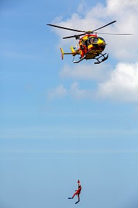 HELITREUILLAGE EN MER DU SAUVETEUR HELICO (SH), SECOURS HELIPORTES AVEC L'HELICOPTERE DRAGON 972 DE LA SECURITE CIVILE, MARTINIQUE, FRANCE 