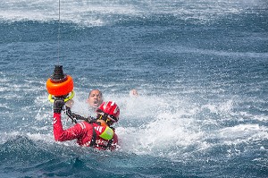 HELITREUILLAGE EN MER DU SAUVETEUR HELICO (SH) AUPRES DE LA VICTIME AVEC SA BRASSIERE DE HISSAGE, SECOURS HELIPORTES AVEC L'HELICOPTERE DRAGON 972 DE LA SECURITE CIVILE, MARTINIQUE, FRANCE 