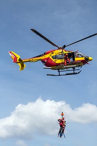 HELITREUILLAGE EN MER DU SAUVETEUR HELICO (SH) AVEC UNE VICTIME, SECOURS HELIPORTES AVEC L'HELICOPTERE DRAGON 972 DE LA SECURITE CIVILE, MARTINIQUE, FRANCE 