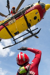 ECHANGE ENTRE LE MECANICIEN OPERATEUR DE BORD (MOB) ET LE SH POUR LA REMONTEE DU TREUIL, SECOURS HELIPORTES AVEC L'HELICOPTERE DRAGON 972 DE LA SECURITE CIVILE, MARTINIQUE, FRANCE 