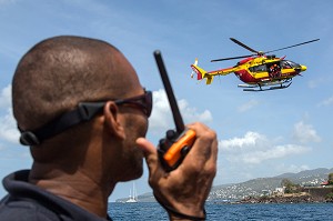 ECHANGE RADIO ENTRE LE SAPEUR-POMPIER ET LE PILOTE DE L'EC145, SECOURS HELIPORTES AVEC L'HELICOPTERE DRAGON 972 DE LA SECURITE CIVILE, MARTINIQUE, FRANCE 