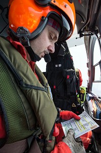 MOB EN TRAIN DE FAIRE SA CHECK LIST AVANT L'HELITREUILLAGE, SECOURS HELIPORTES AVEC L'HELICOPTERE DRAGON 972 DE LA SECURITE CIVILE, MARTINIQUE, FRANCE 