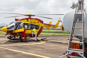 RAVITAILLEUR EN TRAIN DE FAIRE LE PLEIN DE CARBURANT DE L'EC145 AVEC SON CAMION CITERNE, SECOURS HELIPORTES AVEC L'HELICOPTERE DRAGON 972 DE LA SECURITE CIVILE, MARTINIQUE, FRANCE 
