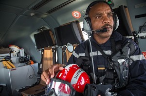 ADJUDANT WILLY GUSTAVE, SPP ET SAUVETEUR HELICO (SH) EN TENUE TERRESTRE, SECOURS HELIPORTES AVEC L'HELICOPTERE DRAGON 972 DE LA SECURITE CIVILE, MARTINIQUE, FRANCE 