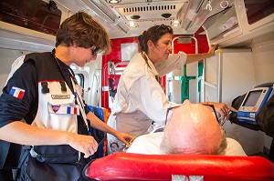 CONTROLE ELECTROCARDIOGRAMME DE LA VICTIME, EQUIPE MEDICALE DU SAMU A BORD DU VSAB DES SAPEURS-POMPIERS DU MARIN, SECOURS HELIPORTES AVEC DRAGON 972, MARTINIQUE, FRANCE 