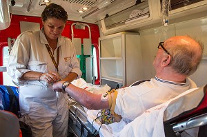 PERFUSION PAR L'INFIRMIERE DE EQUIPE MEDICALE DU SAMU A BORD DU VSAB DES SAPEURS-POMPIERS DU MARIN, SECOURS HELIPORTES AVEC DRAGON 972, MARTINIQUE, FRANCE 