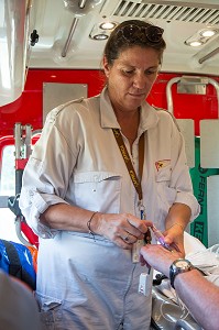 PERFUSION PAR L'INFIRMIERE DE EQUIPE MEDICALE DU SAMU A BORD DU VSAB DES SAPEURS-POMPIERS DU MARIN, SECOURS HELIPORTES AVEC DRAGON 972, MARTINIQUE, FRANCE 