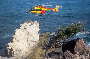 MISSION DE RECONNAISSANCE POUR PERSONNE DISPARUE AUTOUR DE PETIT ANSE DES ANSES D'ARLET, SECOURS HELIPORTES AVEC L'HELICOPTERE DRAGON 972 DE LA SECURITE CIVILE, MARTINIQUE, FRANCE 