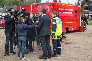 POINT PRESSE AVEC LE SOUS-PREFET ET LE DIRECTEUR DEPARTEMENTAL DU SDIS28, CENTRE DE REGROUPEMENT DES MOYENS SAPEURS-POMPIERS, EXPLOSION D'UN IMMEUBLE D'HABITATION SUITE A UNE FUITE DE GAZ, NONANCOURT (27), FRANCE 