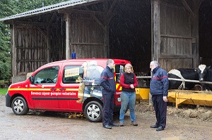 SAPEURS-POMPIERS DANS LA FERME DE L'AGRICULTRICE CAROLE GUERIN, ELEVEUSE DE VACHES LAITIERES ET SAPEUR-POMPIER VOLONTAIRE, RANES, ORNE (61), FRANCE 